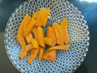 1、南瓜蒸蛋糕,南瓜切块蒸熟