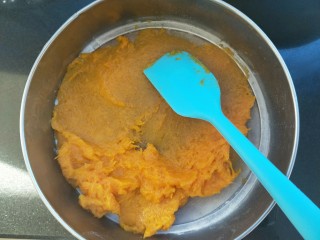 2、南瓜蒸蛋糕,然后压成泥，因为里面会有丝，所以过筛一下，可以用刮刀来回压一压