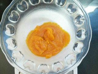 3、南瓜蒸蛋糕,过滤出细腻的南瓜泥100克