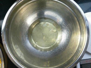 4、南瓜蒸蛋糕,三个鸡蛋，蛋清，蛋黄分离，盛蛋清的盆无油无水。