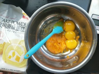 5、南瓜蒸蛋糕,蛋黄，南瓜泥，植物油混合搅拌均匀