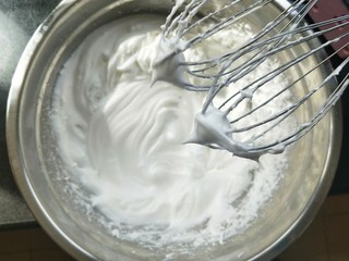 7、南瓜蒸蛋糕,蛋清加入柠檬汁或者白醋。糖分三次加入。打发蛋清。