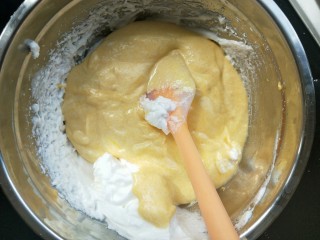 9、南瓜蒸蛋糕,然后再整体倒回蛋白里