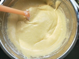 10、南瓜蒸蛋糕,翻拌或者切拌均匀，因为蒸蛋糕比烤蛋糕腥味重。可以再加点香草精。或者在打发蛋清时候多挤两滴柠檬汁去腥。