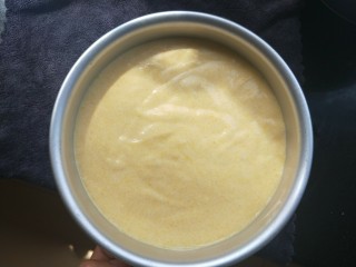 12、南瓜蒸蛋糕,把拌好的面糊倒进去，然后端起来落下，轻震几下，排出大气泡。也把表面震平。用保鲜膜盖上。保鲜膜要盖的松一些，因为蒸的时候会发很高。然后扎几个洞。蒸锅里的水烧开，把模具放在篦子上，改成小火，蒸40分钟。为了保险怕中心不熟蒸50分钟也可以。