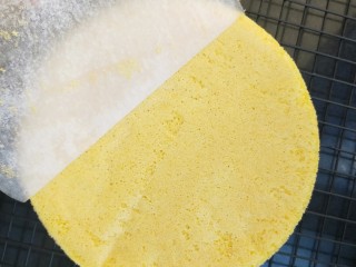 14、南瓜蒸蛋糕,稍微凉一下。脱模。撕掉油纸。