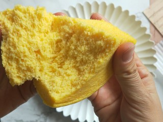 18、南瓜蒸蛋糕,掰开，很松软。好吃不上火。