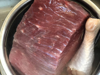 1、清汤牛肉面,肉洗净