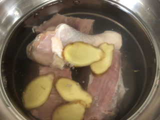 4、清汤牛肉面,加入姜片，大葱段，料酒