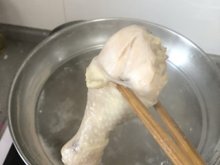 6、清汤牛肉面,煮到鸡腿筷子扎进去不冒血水
