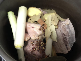 13、清汤牛肉面,所有原料入锅