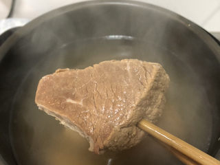 20、清汤牛肉面,肉捞出