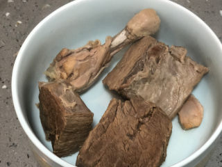 22、清汤牛肉面,肉捞出晾凉