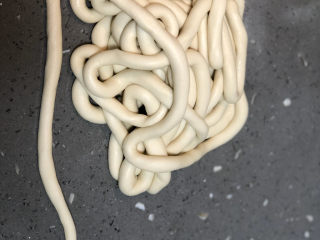 30、清汤牛肉面,挫至小拇指粗细