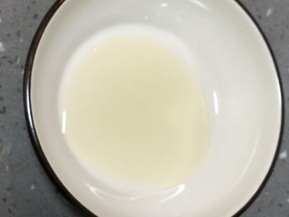 31、清汤牛肉面,盆中加入油