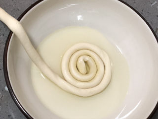 32、清汤牛肉面,面条搓到筷子粗细盘入盆中