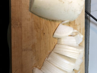 36、清汤牛肉面,白萝卜切薄片