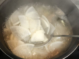 37、清汤牛肉面,锅中倒入清水加入十三香煮萝卜片至熟