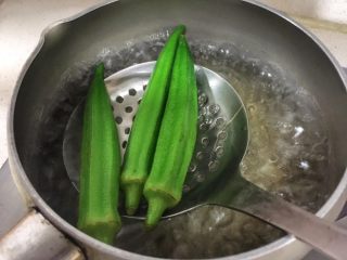 2、宝宝辅食12M➕ 秋葵牛奶蒸蛋羹,秋葵洗净绰水一分钟