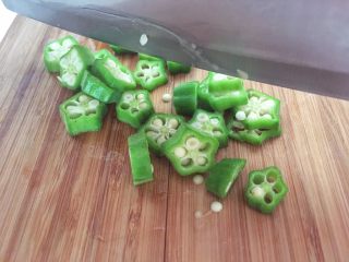 3、宝宝辅食12M➕ 秋葵牛奶蒸蛋羹,焯水后切成薄片