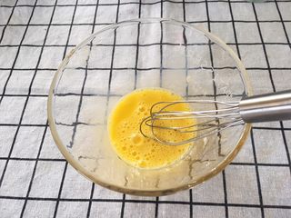 4、宝宝辅食12M➕ 秋葵牛奶蒸蛋羹,取一个鸡蛋打散