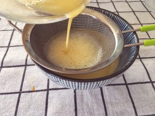 6、宝宝辅食12M➕ 秋葵牛奶蒸蛋羹,用手动打蛋器搅打100下，然后将蛋液过筛