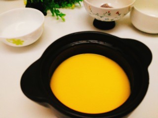 7、辅食计划+虾仁鸡蛋羹,过滤好的蛋液，将浮在蛋液表面的气泡用牙签轻轻挑掉；