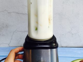 11、香蕉牛油果奶昔,倒扣在果汁机上拧紧,摁启动键开始工作。30秒完成工作!