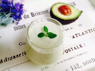 12、香蕉牛油果奶昔,倒入漂亮的玻璃杯,薄荷叶装饰。