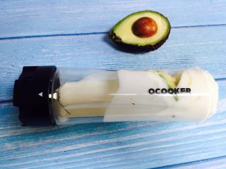 10、香蕉牛油果奶昔,盖上盖子拧紧