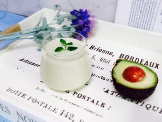 13、香蕉牛油果奶昔,浓醇甜蜜、口感滑腻。