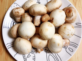 1、蘑菇炒肉,准备好口蘑。