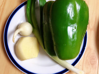 2、蘑菇炒肉,准备好青椒、葱姜蒜。