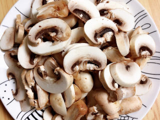 3、蘑菇炒肉,口蘑切片儿待用。