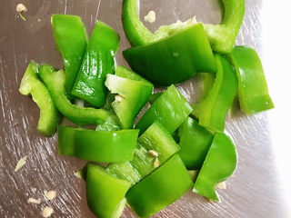 4、蘑菇炒肉,青椒切块儿待用。