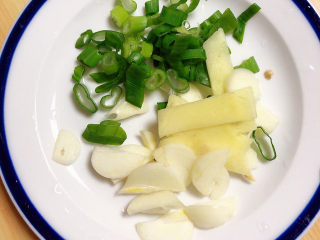 5、蘑菇炒肉,配菜切好待用。