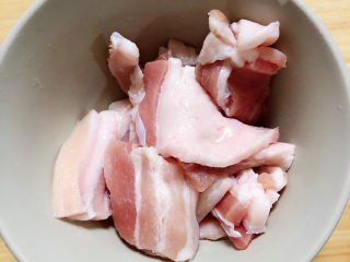 6、蘑菇炒肉,准备好五花肉。