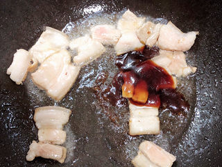 8、蘑菇炒肉,加入耗油、生抽，翻炒均匀。