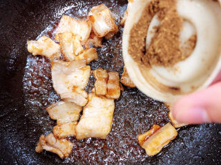 9、蘑菇炒肉,加入花椒粉翻炒均匀。