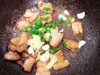 10、蘑菇炒肉,放入葱姜蒜爆香。