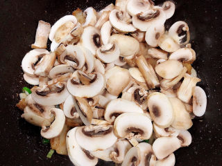 11、蘑菇炒肉,加入蘑菇翻炒均匀。