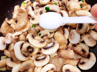 12、蘑菇炒肉,加入盐，放入少许水。