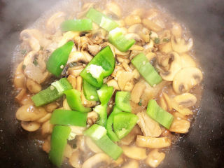 13、蘑菇炒肉,放入青椒翻炒均匀。