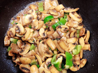 14、蘑菇炒肉,收汁即可出锅了。