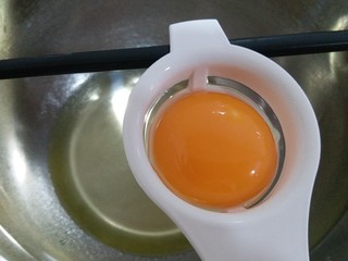 1、榴莲戚风蛋糕,蛋清蛋黄分离