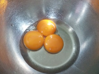 2、榴莲戚风蛋糕,玉米油加入蛋黄内