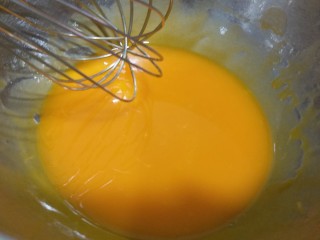 3、榴莲戚风蛋糕,用手动打蛋器搅拌均匀