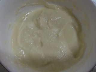 4、榴莲戚风蛋糕,牛奶和榴莲果肉一起搅拌成果泥备用