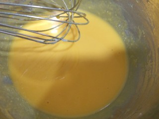 5、榴莲戚风蛋糕,榴莲果泥加入到蛋黄糊内，搅拌均匀