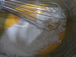 6、榴莲戚风蛋糕,再加入过筛的低粉用手动打蛋器搅拌均匀，用画Z字手法拌